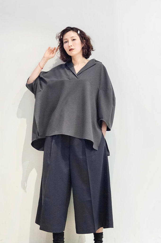 V-neck loose fit blouse - 2 colours (pre-order)